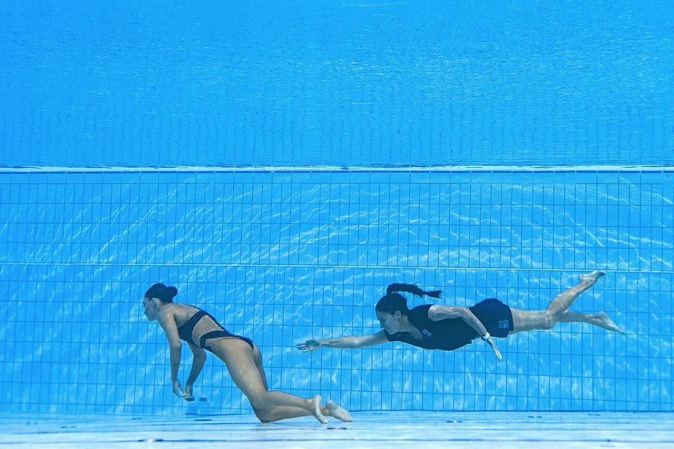 Anita Álvarez se encontraba terminando su ejercicio durante la final del solo libre de natación artística cuando perdió el conocimiento y  su entrenadora  Andrea Fuentes, vestida de calle, se zambulló en el agua para sacarla a flote. Foto: El Mundo