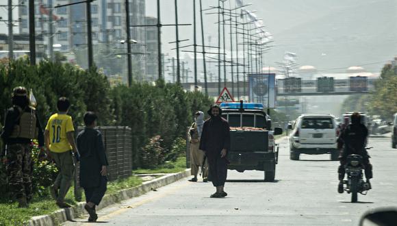 Combatientes talibanes (C) hacen guardia a lo largo de una carretera cerca de la embajada rusa después de un ataque suicida en Kabul el 5 de septiembre de 2022. (Foto de Wakil KOHSAR / AFP)