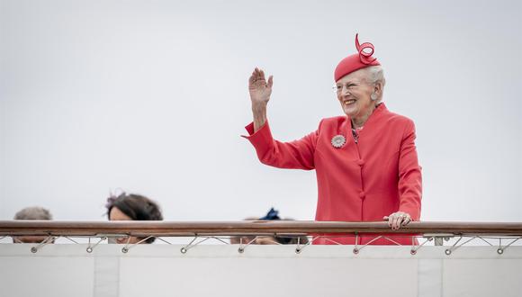 La reina danesa Margarita II saluda después de llegar a un almuerzo en el Royal Yacht Dannebrog en Copenhague, Dinamarca, el 11 de septiembre de 2022. (Dinamarca, Copenhague) (Foto: EFE/EPA/MADS CLAUS RASMUSSEN)