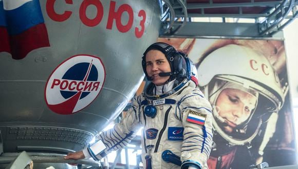 La cosmonauta Anna Kikina posando para una foto cerca de un simulador de nave espacial Soyuz en el centro de entrenamiento Star City en las afueras de Moscú. (Foto: Russian Space Agency Roscosmos / AFP)