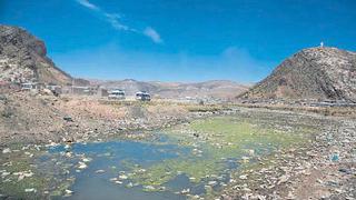Minería ilegal y colapso de red de aguas servidas contaminan el lago Titicaca