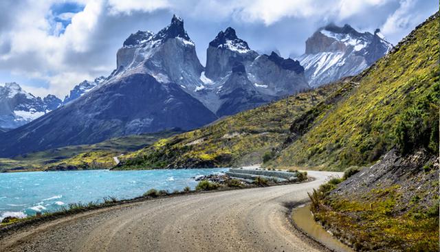 Parque Nacional Torres del Paine, Patagonia. Su clima es agresivo pero su paisaje es extraordinario: montañas cubiertas de hielo, guanacos libres, abundante vegetación. Se realiza la famosa Patagonian International Marathon, que desde 2012 reúne a corredores de más de 50 países.