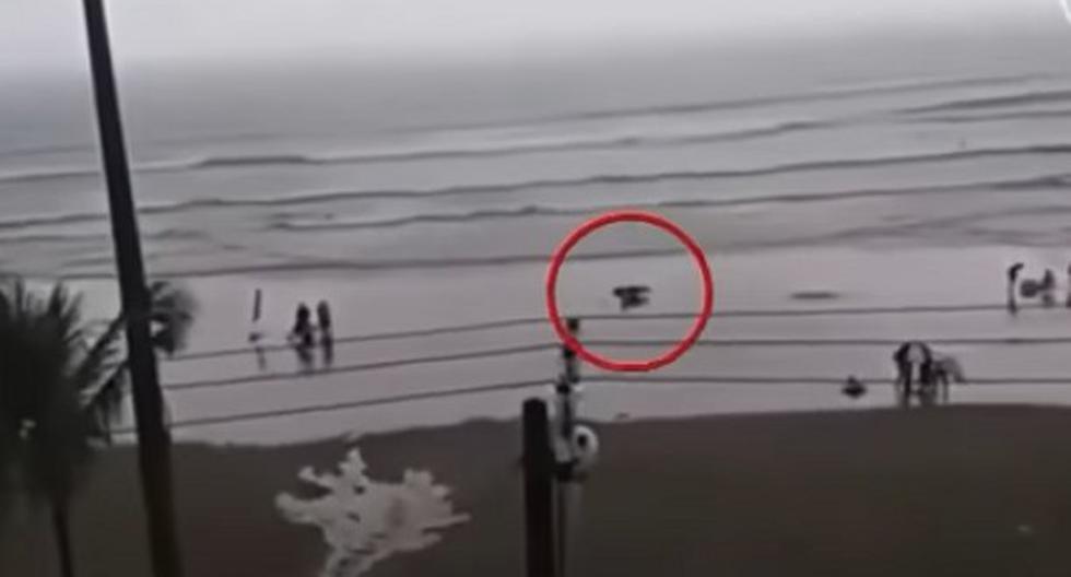 El momento en que un rayo impacta sobre una turista que caminaba por la playa en Brasil. (Foto: YouTube)