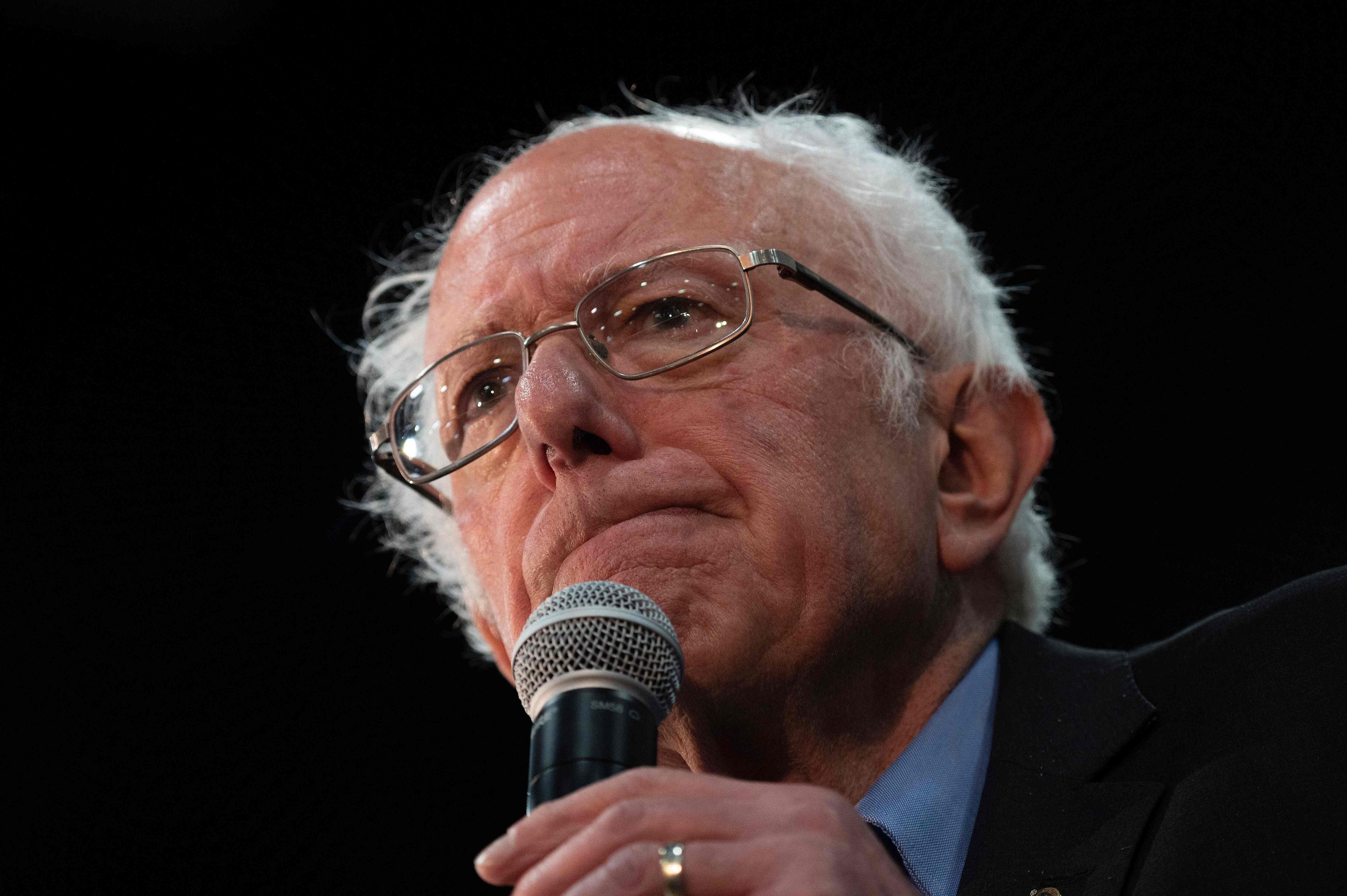 Bernie Sanders pone fin a su campaña presidencial demócrata en Estados Unidos. (AFP / JIM WATSON).
