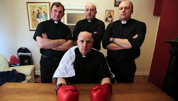 Irlanda: Cura se convierte en boxeador para recaudar fondos