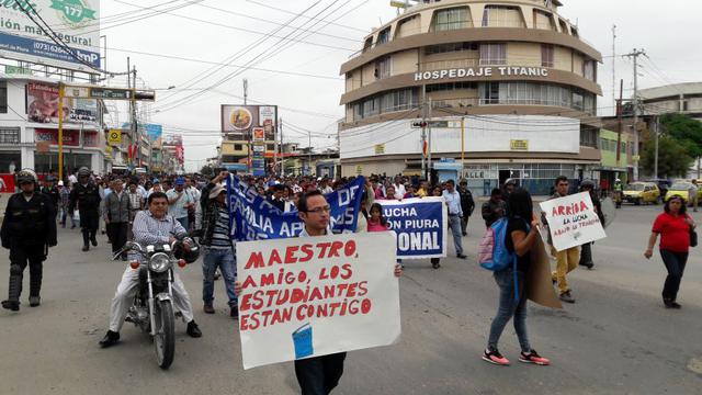 Esta mañana más de 2 mil docentes volvieron a marchar por las calles de esta ciudad, pese a que un grupo de dirigentes del magisterio de Piura se reúne en Lima con la ministra de Educación (Foto: Ralph Zapata)