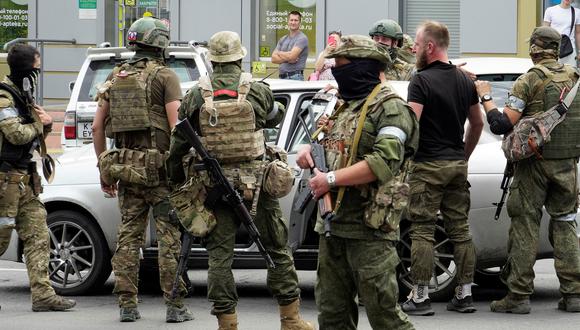 Los miembros del grupo Wagner inspeccionan un automóvil en una calle de Rostov-on-Don, el 24 de junio de 2023. (Foto de STRINGER / AFP)