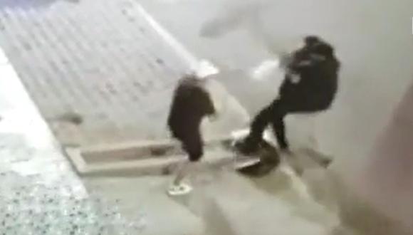 Tres delincuentes asaltaron a un peatón en la avenida Prolongación Javier Prado, en el distrito de Ate | Foto: Captura de video / América Noticias