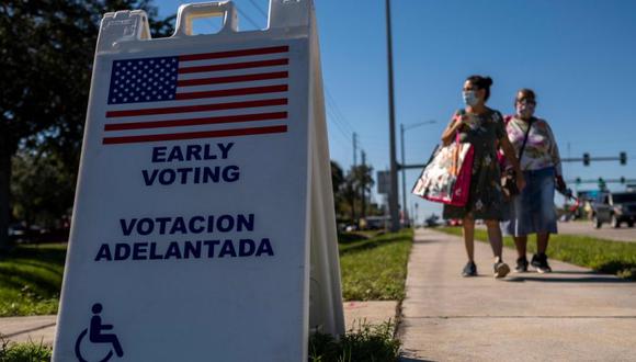 Los votantes llegan para emitir sus votos en un lugar de votación anticipada en la biblioteca sucursal de Alafaya en Orlando, Florida. (Foto: Archivo / AFP / Ricardo ARDUENGO).