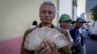 Venezolanos protestan, billetes en mano, por falta de efectivo