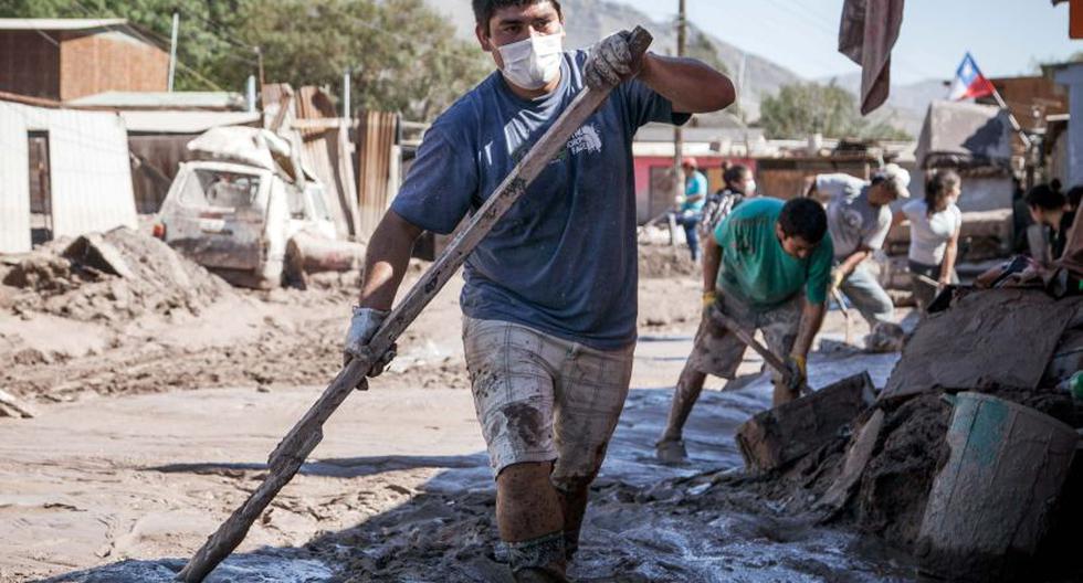 Continúan los trabajos de limpieza del lodo en el norte de Chile. (Foto: EFE)
