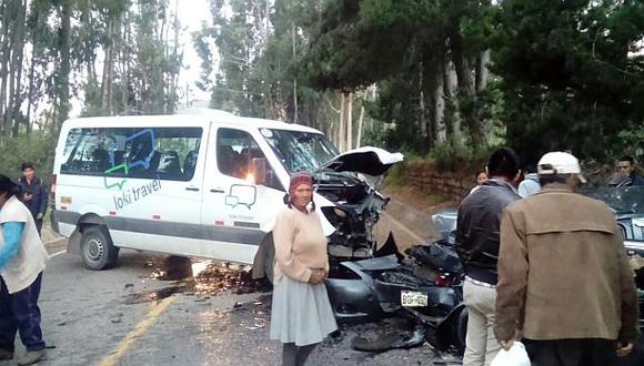 As&iacute; quedaron los autos luego del violento choque. La minivan trasladaba turistas extranjeros a Machu Picchu. (Foto: PNP)