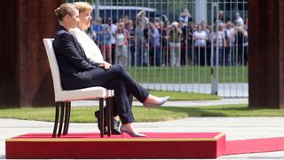 Merkel participa sentada de acto oficial tras los notorios episodios de temblores | VIDEO