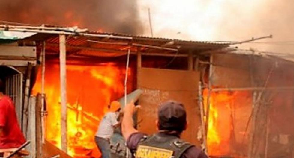 Un incendio de grandes proporciones se registró esta tarde en el asentamiento humano Defensores de la Patria, en el distrito de Ventanilla, destruyendo 5 viviendas. (Foto: Andina)