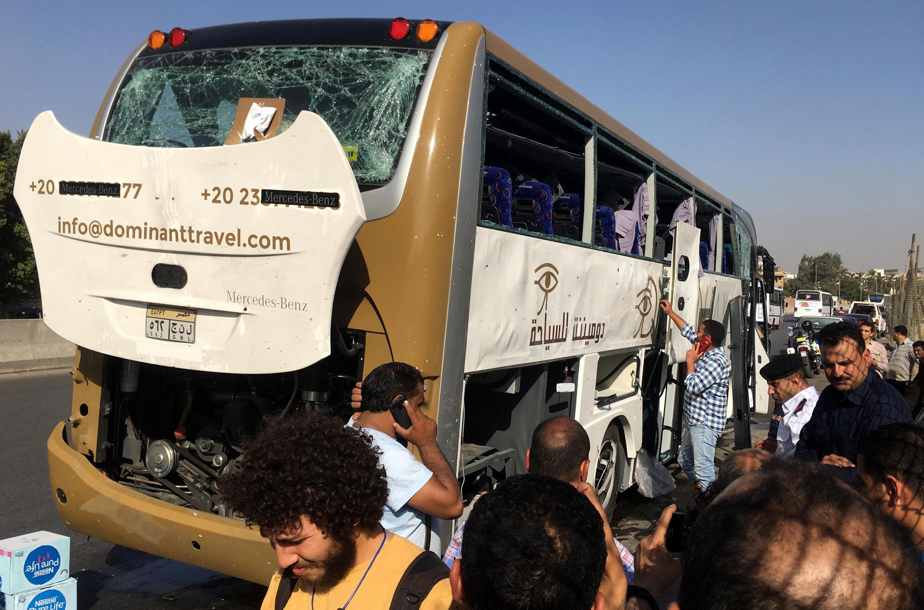 Egipto | El Cairo: Al menos 17 heridos en atentado contra un autobús de turistas cerca de las pirámides de Giza y del Gran Museo Egipcio. (EFE).