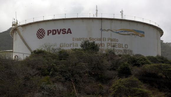 El logo de PDVSA se ve en un tanque en su refinería El Palito en Puerto Cabello, en el estado de Carabobo, 2 de marzo de 2016. (REUTERS/Marco Bello).