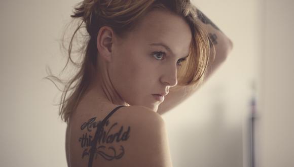 Cinco lecciones que debemos aprender de una chica con tatuajes