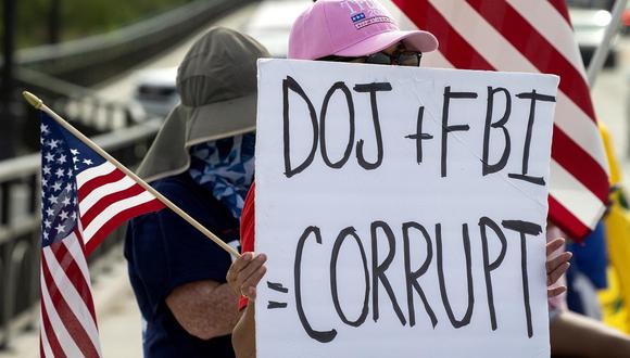 Seguidores de Donald Trump apoyaron al expresidente y acusan de corrupción al FBI. (Foto: EFE/EPA/CRISTOBAL HERRERA-ULASHKEVICH)