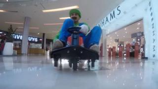 Personajes de Mario Kart compiten en centro comercial [VIDEO]