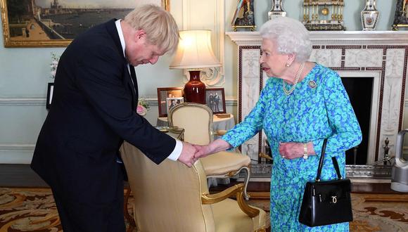 Boris Johnson y la reina Isabel II en una imagen del pasado 24 de julio. (AFP).