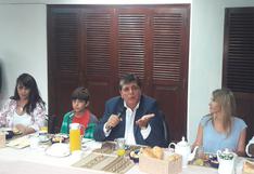 Alan García estuvo en desayuno electoral junto a sus cuatro hijos
