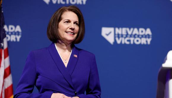 En esta foto tomada el 8 de noviembre de 2022, la senadora estadounidense Catherine Cortez Masto escucha mientras el gobernador de Nevada, Steve Sisolak, habla en una fiesta de la noche electoral. (ANNA MONEYMAKER / GETTY IMAGES NORTH AMERICA / AFP).