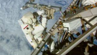 Astronautas estadounidenses completan tercera salida orbital
