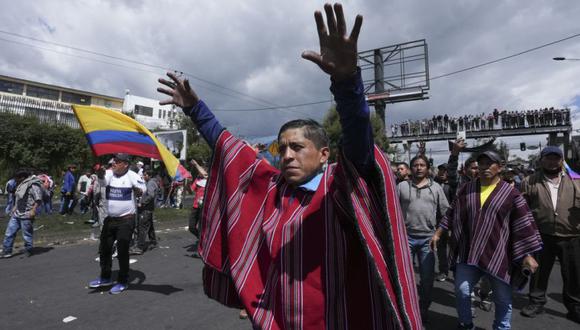 Manifestantes marchan durante protestas antigubernamentales convocadas principalmente por organizaciones indígenas, en Quito, Ecuador.