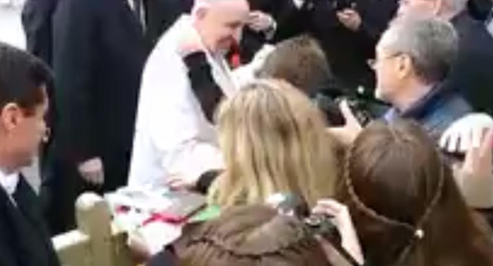 Así como le pasó con una de Alianza Lima, el Papa Francisco fue abordado por un pequeño hincha de Universitario que le hizo presente una camiseta crema. (Foto: Captura - Twitter Pedro García)