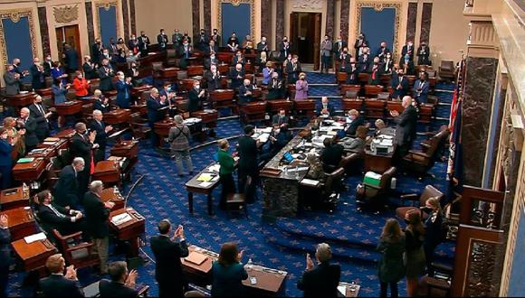 Miembros del Senado de Estados Unidos aplauden tras una votación. (Foto referencial de AP)