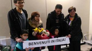 Niña siria con cáncer llega a Italia en vuelo humanitario