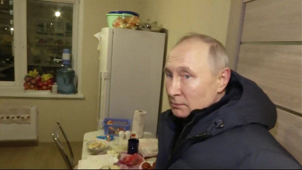 Putin in a house in Mariupol.  (REUTERS).
