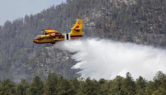 Un avión conocido como "super scooper" combate los incendios de Hermits Peak y Calf Canyon en el Bosque Nacional de Santa Fe en Nuevo México.