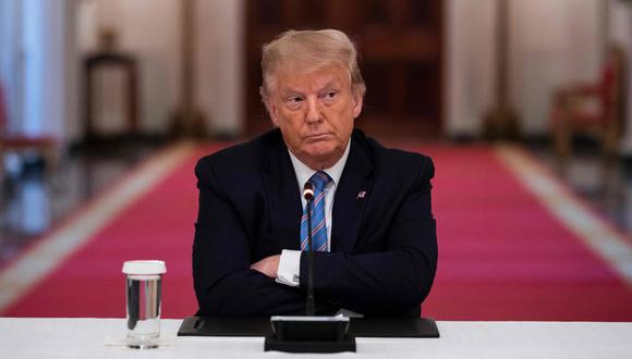 El presidente de Estados Unidos, Donald Trump, se sienta con los brazos cruzados durante una mesa redonda sobre la vuelta segura de las escuelas en medio de la pandemia de coronavirus. (AFP / JIM WATSON).