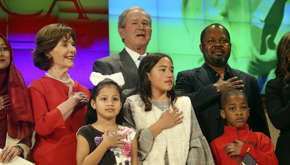 El ex mandatario y su esposa, Laura Bush, enviaron el mensaje durante una ceremonia de nacionalización de nuevos ciudadanos en el Centro Presidencial George W. Bush. (AP)