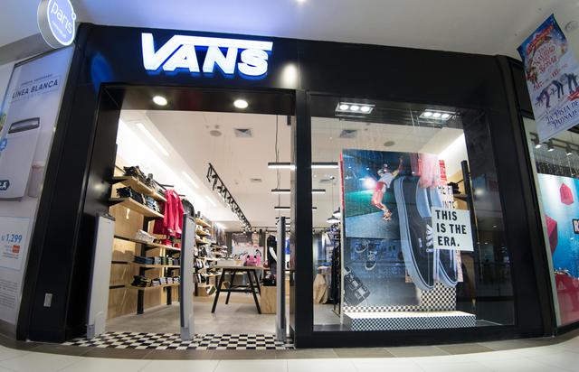 Primera tienda de Vans en Perú. La marca de zapatillas urbanas inaugurará el 5 de diciembre un local en la nave central del centro comercial Mall del Sur (San Juan de Miraflores). Esperan abrir dos tiendas más hasta el 2020.