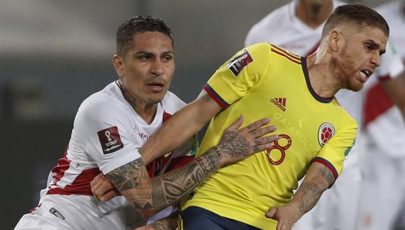 Paolo Guerrero lucha con un defensor colombiano. Después de una larga lesión, volvió a vestir la Bicolor. (Foto: AFP)