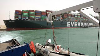 ¿Qué se sabe sobre el bloqueo del Canal de Suez debido a gigantesco buque encallado?