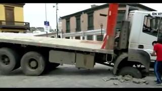 Cercado de Lima: camión se hundió en plaza de la iglesia de San Francisco | VIDEO