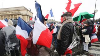 Fillon reúne a seguidores para salvar candidatura presidencial