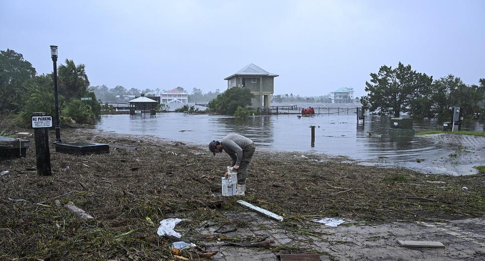 Hurricane Idalia downgraded to a tropical storm as it passes through Georgia and the Carolinas