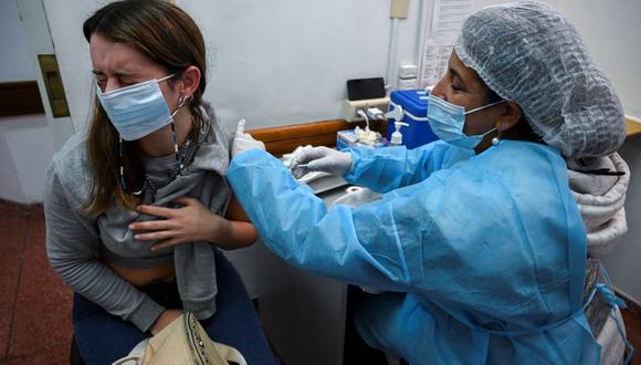 Una mujer recibe una dosis de la vacuna Pfizer-BioNtech contra el coronavirus COVID-19 el 16 de agosto de 2021 en Montevideo, Uruguay. (EITAN ABRAMOVICH / AFP).