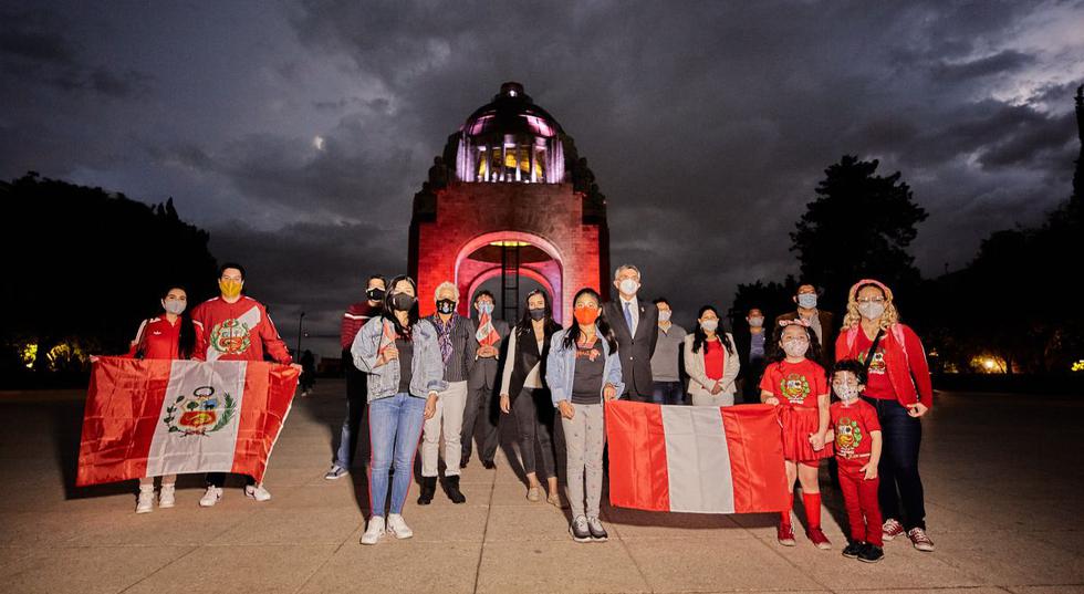 Parte de la comunidad peruana, encabezada por el embajador Julio Hernán Garro, se reunió en Ciudad de México para festejar el Bicentenario de nuestra IIndependencia. En la imagen se puede ver al Monumento a la Revolución iluminado de blanco y rojo. (Foto: Twitter de la embajada del Perú en México @ElPeruEnMex)