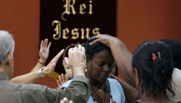 Esta imagen de mayo del 2007 muestra a devotos del Centro Unificado Evangélico (CEU) durante un servicio de adoración en Río de Janeiro. (Foto: AFP)