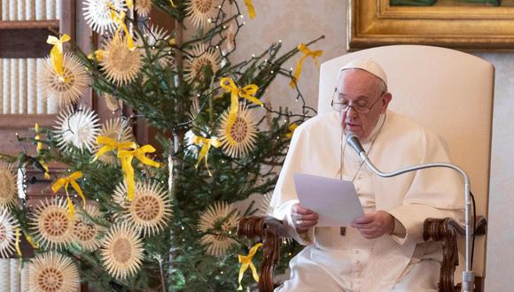 Imagen muestra al Papa Francisco durante su audiencia general semanal celebrada dentro de la Biblioteca del Palacio Apostólico, en la Ciudad del Vaticano, el 30 de diciembre 2020. (EFE/EPA/VATICAN MEDIA).