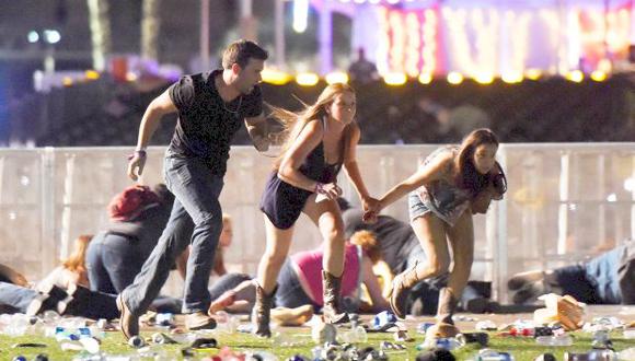 Personas corriendo tras escuchar el tiroteo. (Foto: AFP)
