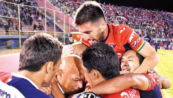 Mosquera: la foto del fraterno abrazo de los jugadores