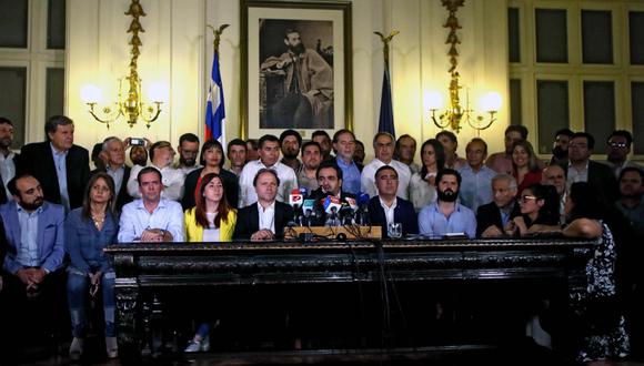 Esta mañana los legisladores chilenos durante una conferencia de prensa sobre los mecanismos para crear una nueva Constitución. (Foto: AFP)