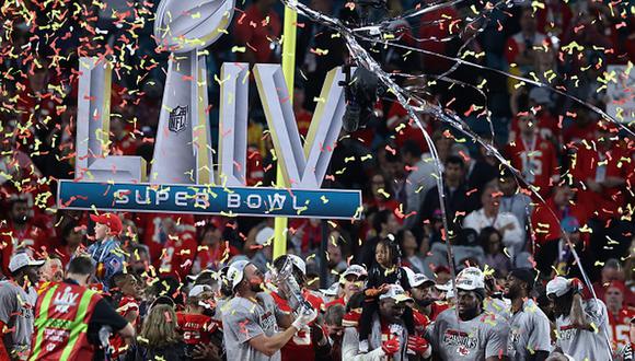 Travis Kelce de Kansas City Chiefs besando el trofeo Vince Lombardi después de vencer a los San Francisco 49ers por 31 sobre 20 en el Super Bowl 2020. (Photo by Al Bello/Getty Images)