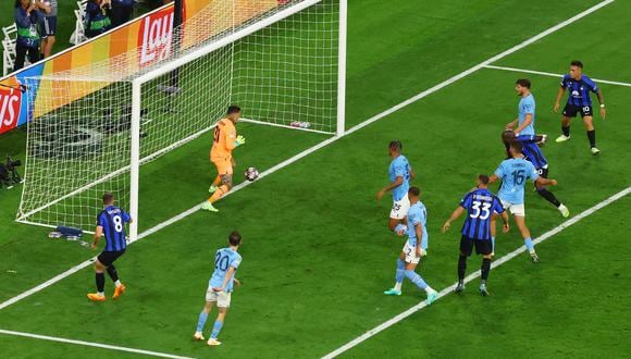 El delantero del Inter cabeceó absolutamente solo y la erró. Los hinchas italianos lo sufren en las tribunas. Foto: ESPN